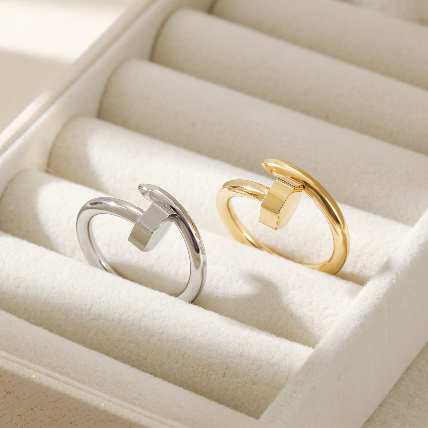 Un Clou À La NOÄ ring - NOA -
